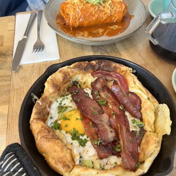 Zia Paris - The bacon Dutch baby dish (croissant base) and smothered burrito (farthest dish). - Cafes Near Me - Paris, 75 Zia Paris - The bacon Dutch baby dish (croissant base) and smothered burrito (farthest dish). - Cafes Near Me - Paris, 75