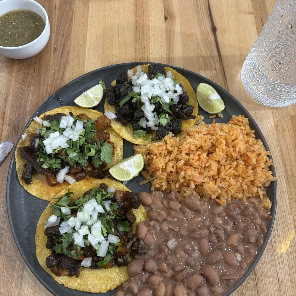 Abuelita Coco - Tres Taco de asada y al pastor con frijoles y arroz - Vegan Near Me - Oak Lawn, Illinois