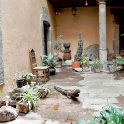Farmacia París - jardín pintoresco a la entrada del baño para hombres.