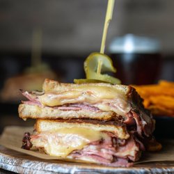 Taverne 1909 signé St-Hubert - Grilled cheese à la viande fumée Montréal