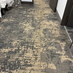 Quality Inn - Carpet in main hall.