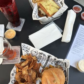 Florida Tap House - The atmosphere was great our waitress was outstanding- big shout out to Ally!!!! Give it a try! - Burgers Near Me - Venice, Florida