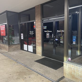 Retro Fitness - Once again, I show up about 5:45am and the facility is not open and there are many people outside waiting. - Gyms Near Me - Dallas, Texas