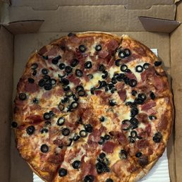 Medium pizza with bacon and black olives Medium pizza with bacon and black olives