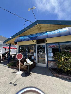 Linda’s Seabreeze Café by null