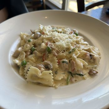 Louie Linguini's - chicken farfelle - Seafood Near Me - Monterey, California