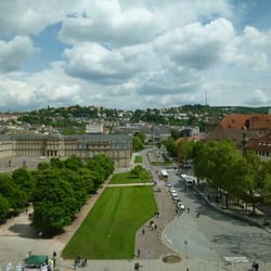 StuttgartTour - Blick auf den Schlossplatz (links) und die Abfahrtstelle der Rundfahrten.