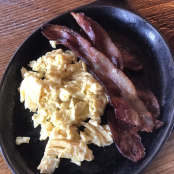 Two Cracked Eggs Cafe - Scrambled eggs and bacon - Breakfast & Brunch Near Me - Savannah, Georgia