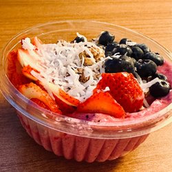 Hopkins breakfast and cofffee juice bar - Açaí bowl with dragon fruit, berries, and granolas