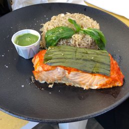Salmone al curry e latte de cocco - Salmon w/red curry, coconut pesto and basmati rice Salmone al curry e latte de cocco - Salmon w/red curry, coconut pesto and basmati rice