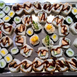 REWE Center - Fantastisch leckere Sushi für Kundens Probieren an der Eat Happy Sushibar innerhalb der REWE Centers.