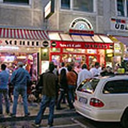 Sport-Café Schiller - Bei der Übertargung wichtiger Sport Events stehen die Gäste bis hinaus auf die Straße vor dem Cafe Schiller
