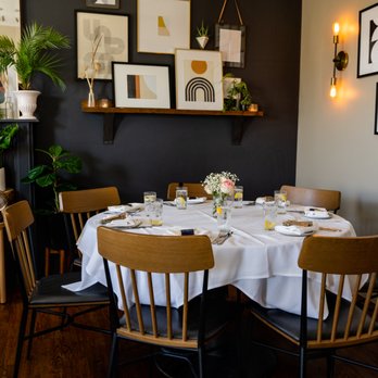 Copperhill - a dining room with a table and chairs - New American Near Me - Williston Park, New York