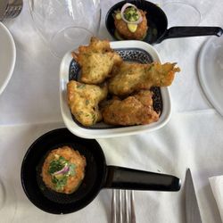Cafeína nos Arcos - Codfish and bacaląo fritters we did not order but were put on the table and had to pay.