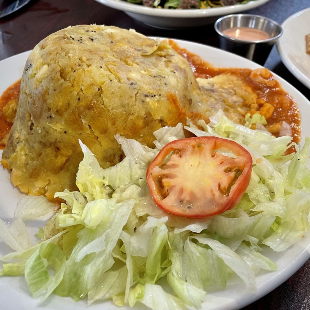 Mofongo Relleno con Caldito de Pollo