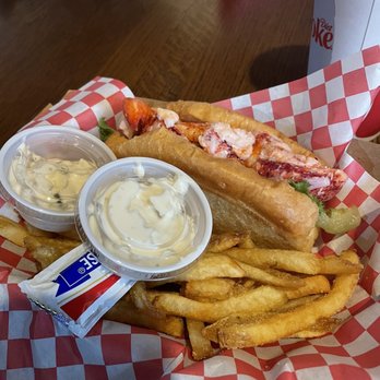 Lobster Cooker - Traditional Maine Lobster Roll - Seafood Near Me - Freeport, Maine