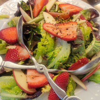 The Dutchess - Darby's Farm Garden Salad - Cafes Near Me - Ojai, California