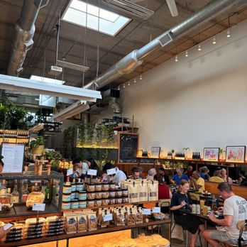 Parallel - Interior - Mediterranean Near Me - Toronto, Ontario Parallel - Interior - Mediterranean Near Me - Toronto, Ontario