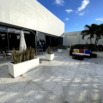 Hilton Miami Downtown - Courtyard area right next to pool - Hotels Near Me - Miami, Florida Hilton Miami Downtown - Courtyard area right next to pool - Hotels Near Me - Miami, Florida