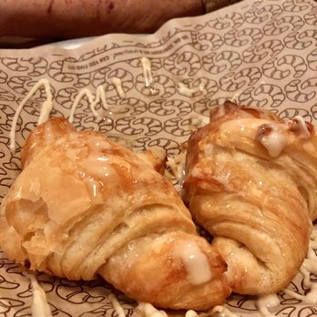 Cheddar's Scratch Kitchen - Honey Butter Croissants . I didn't try them - American Near Me - Abilene, Texas