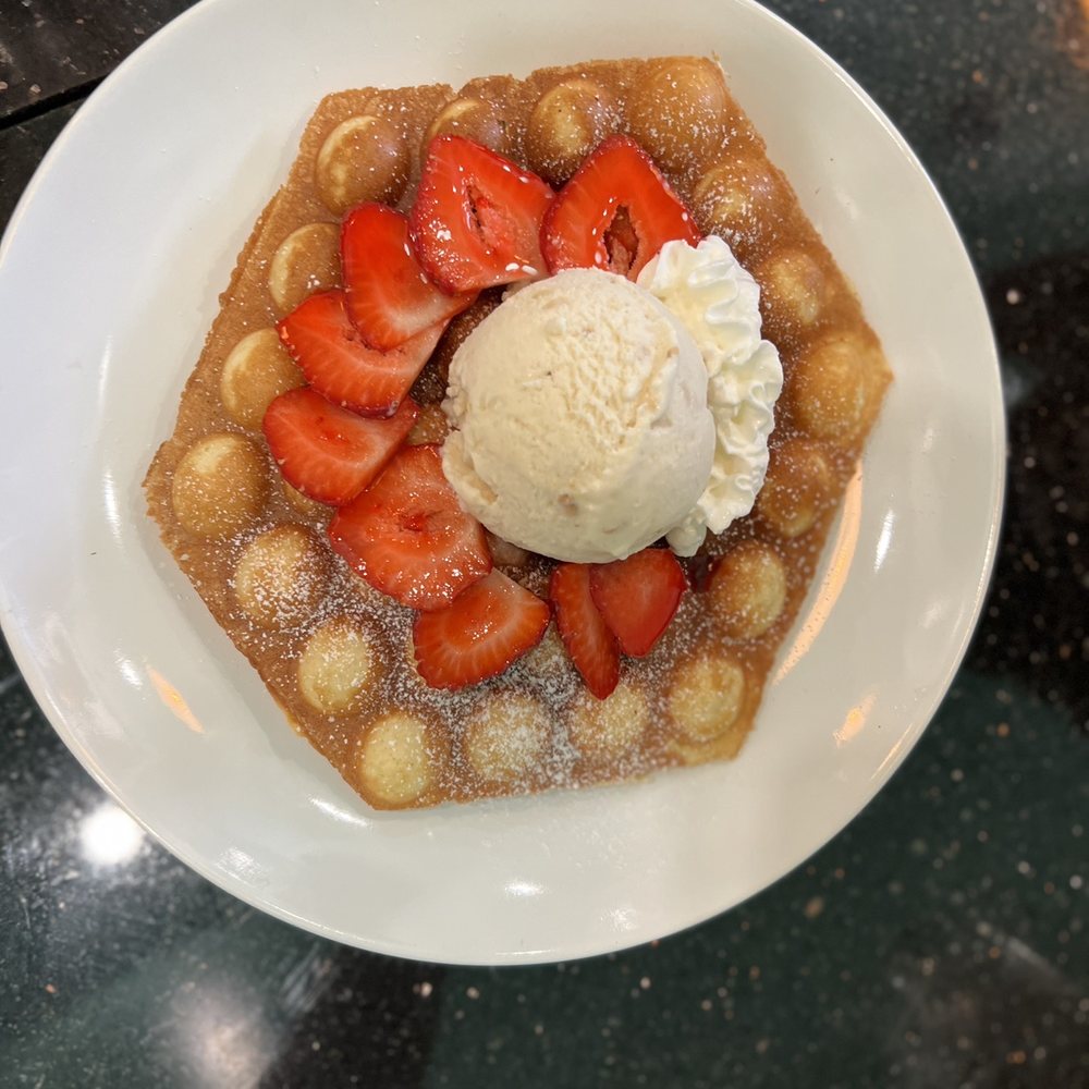 Fresh Bites Hawaii - Bubble Waffle w/ mac nut ice cream - Poke Near Me - Honolulu, Hawaii