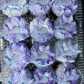 H-E-B plus! - Cupcake with broken toppers - Grocery Near Me - Hutto, Texas
