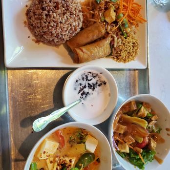 Araya's Place - Lunch special with curry - Thai Near Me - Seattle, Washington