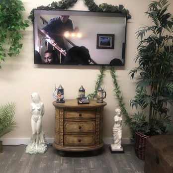 Kori's Hair Studio - Lobby - Barbers Near Me - Newport Beach, California