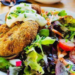 TauBar - Grünkernküchle mit Salat und Sauerrahm