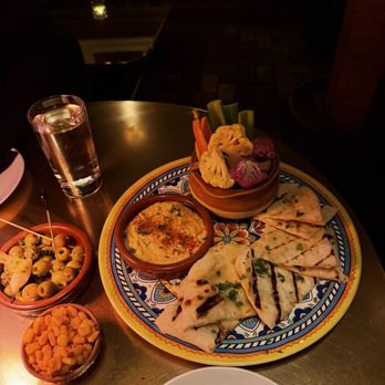 Del Rey - Hummus plate - Tapas Bars Near Me - Palm Springs, California Del Rey - Hummus plate - Tapas Bars Near Me - Palm Springs, California