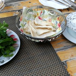 Persia - Vorspeise/Beilage,. Yoghurt mit Spinat und Gruss aus der Küche (Petersilie, Käse, Zwiebel und Radieschen) und Brot.