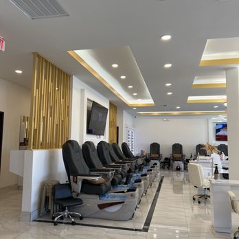 Manos Nail Bar - Nail Salons Near Me - Dallas, Texas