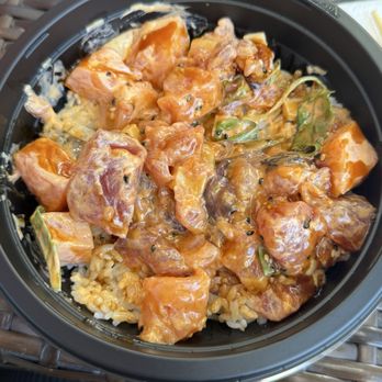 Maguro Spot - Tuna and Salmon Poke with Rainbow Sauce - Seafood Near Me - Honolulu, Hawaii