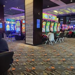 El Tropical Casino - Hay máquinas por todas partes