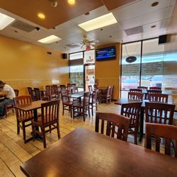 Best Pollo latino - Dining room