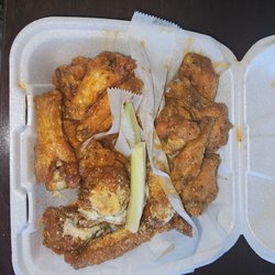 Seven spicy lemon pepper, seven sweet chili, and six spicy garlic parmesan.. came out super fresh, the pictures don't do it justice because