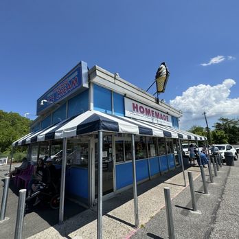 Snowflake Ice Cream Shoppe - Outside - Ice Cream & Frozen Yogurt Near Me - Riverhead, New York Snowflake Ice Cream Shoppe - Outside - Ice Cream & Frozen Yogurt Near Me - Riverhead, New York
