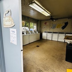 Hollywood RV Park - Laundry room