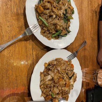 King’s Thai Cuisine #2 - Drunken Noodle (top / left) with tofu, Pad Z Ew with Tofu (bottom/ right) - Thai Near Me - San Francisco, California King’s Thai Cuisine #2 - Drunken Noodle (top / left) with tofu, Pad Z Ew with Tofu (bottom/ right) - Thai Near Me - San Francisco, California
