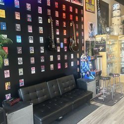 Smokin' Vapor of Destin - Decor and sitting area
