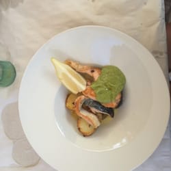 Club de Tenis Denia - Salmón a la plancha con salsa de aguacate del menu.