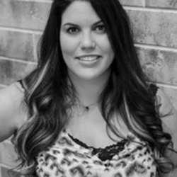 Custom Hair Lounge - With over 18 years experience this is not her first salon that she's owned. Her specialties include blondes, foiling/colouring and extension