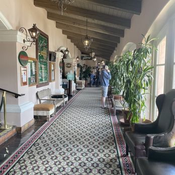 Horseshoe Lounge at Harris Ranch - Cocktail Bars Near Me - Coalinga, California