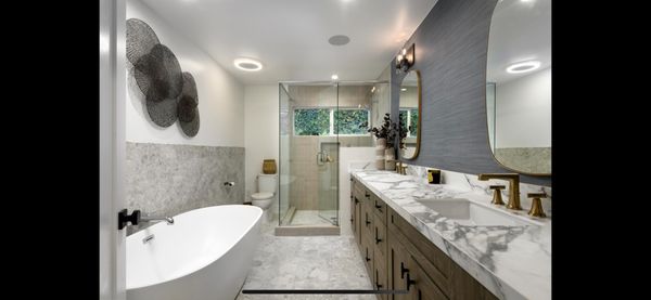 Level Contractor Logo