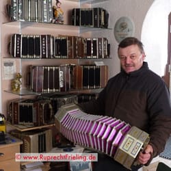 Bandonionmuseum - Klaus Wallschläger in seinem Banonion-Museum