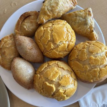 Won Kok Restaurant - pineapple custard bun, chicken and beef curry pastry - Chinese Near Me - Los Angeles, California Won Kok Restaurant - pineapple custard bun, chicken and beef curry pastry - Chinese Near Me - Los Angeles, California