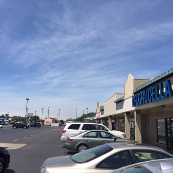 Pete's Restaurant - cars parked in a parking lot - Breakfast & Brunch Near Me - Canton, Ohio