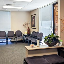 Barnet Dulaney Perkins Eye Center - Interior image BDP - Thunderbird location waiting room.