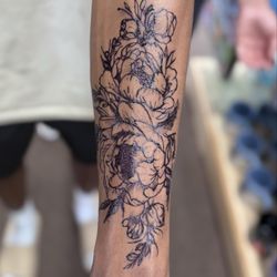 Blondies - Try all your tattoo ideas at Blondies at Broadway at the beach