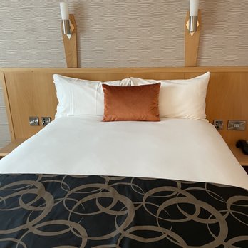Clayton Hotel - Bed - Hotels Near Me - Swords, D